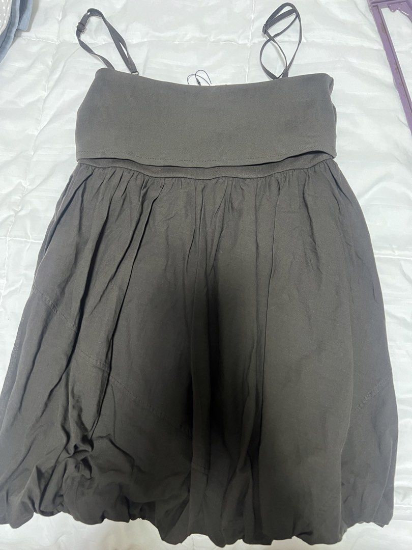 ZARA Balloon Combined Top Dark Grey (Category: Sleeveless) located in Cebu City. Submitted by declutteringloved (Listing ID 1467573191, Image 2). Description: - Brand: Zara - Style: Balloon combined top - Color: Dark grey - Size: S (fits true to size) - Details: Spaghetti straps with adjustable sliders, gathered balloon hemline for a voluminous silhouette - Condition: Brand new with tags (BNWT), never worn.