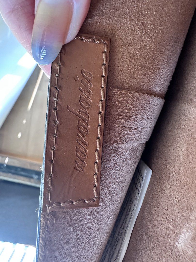 Zara basic （分類：手拿包）位於 Hong Kong。 由 milongmeow 提交（商品編號 1467431091，圖片 2）。簡介： - Brand: Zara - Material: Brown leather with suede interior lining and embossed logo - Size: Approximately 26 x 19 cm - Closure: Front magnetic snap button - Design: Stylish visible contrast stitching throughout - Condition: Clean overall with a few minor surface scratches on the outer leather。