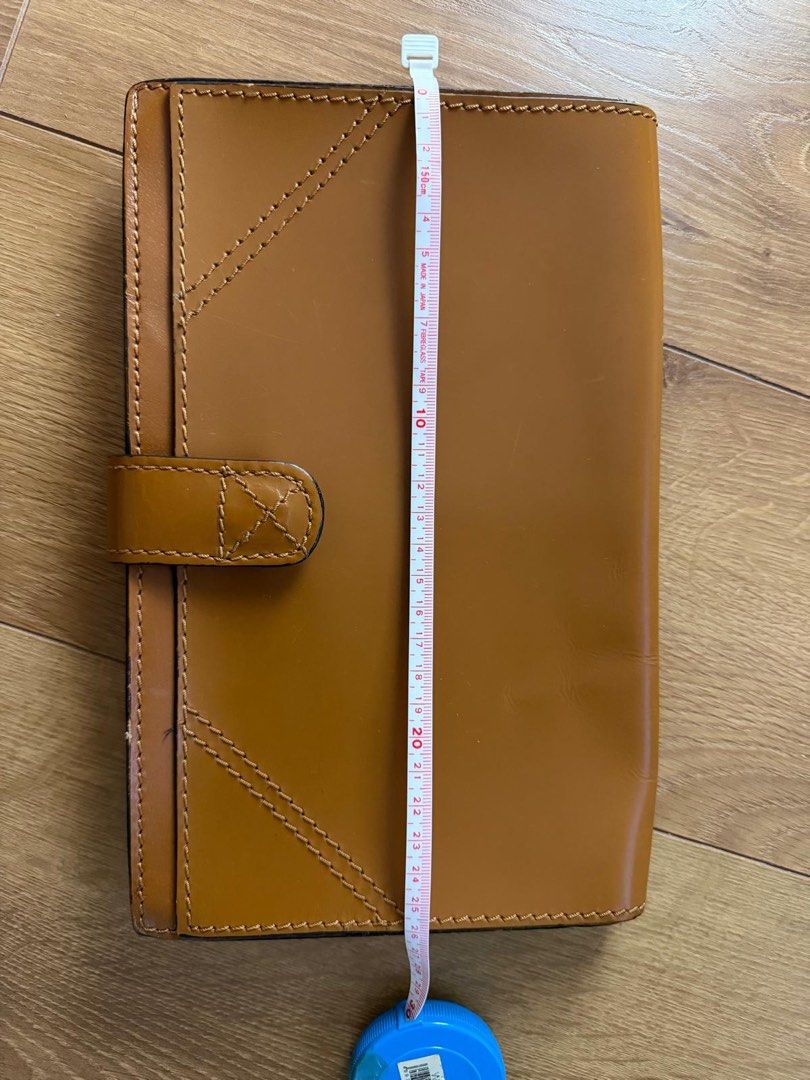 Zara basic （分類：手拿包）位於 Hong Kong。 由 milongmeow 提交（商品編號 1467431091，圖片 4）。簡介： - Brand: Zara - Material: Brown leather with suede interior lining and embossed logo - Size: Approximately 26 x 19 cm - Closure: Front magnetic snap button - Design: Stylish visible contrast stitching throughout - Condition: Clean overall with a few minor surface scratches on the outer leather。
