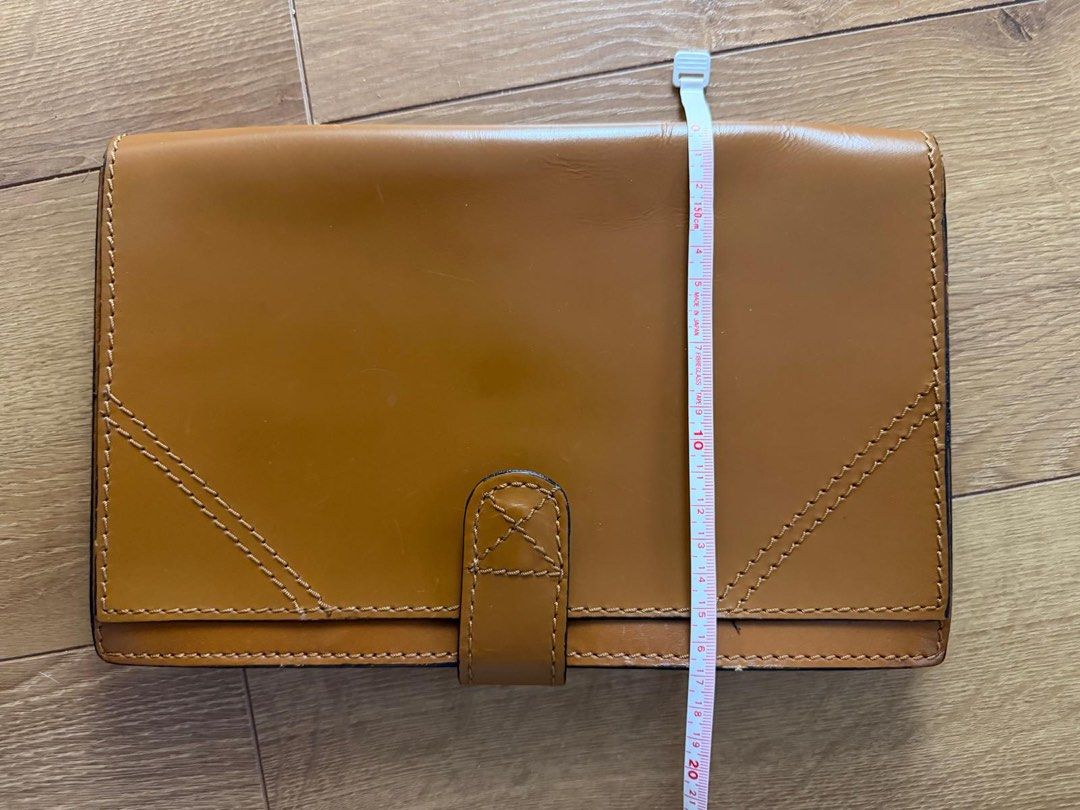 Zara basic （分類：手拿包）位於 Hong Kong。 由 milongmeow 提交（商品編號 1467431091，圖片 5）。簡介： - Brand: Zara - Material: Brown leather with suede interior lining and embossed logo - Size: Approximately 26 x 19 cm - Closure: Front magnetic snap button - Design: Stylish visible contrast stitching throughout - Condition: Clean overall with a few minor surface scratches on the outer leather。