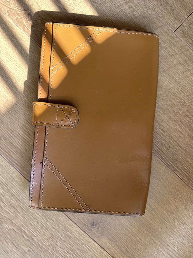 Zara basic （分類：手拿包）位於 Hong Kong。 由 milongmeow 提交（商品編號 1467431091，圖片 1）。簡介： - Brand: Zara - Material: Brown leather with suede interior lining and embossed logo - Size: Approximately 26 x 19 cm - Closure: Front magnetic snap button - Design: Stylish visible contrast stitching throughout - Condition: Clean overall with a few minor surface scratches on the outer leather。
