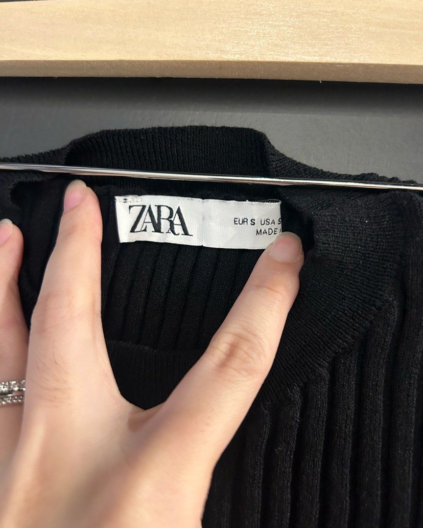 Zara Black Ribbed Long Sleeve Crop Top (Category: Longsleeves) located in Marikina City. Submitted by from.pci (Listing ID 1467540735, Image 3). Description: Zara Ribbed Knit Crop Top Color: Black Size: Small (S) Style: Ribbed knit top with crew neckline and cropped length Sleeves: Long sleeves that you can fold for extra styling Fit: Slim fit with stretchy fabric * Never worn!!! Only washed and tried on! RFS: Never wore it :-(.