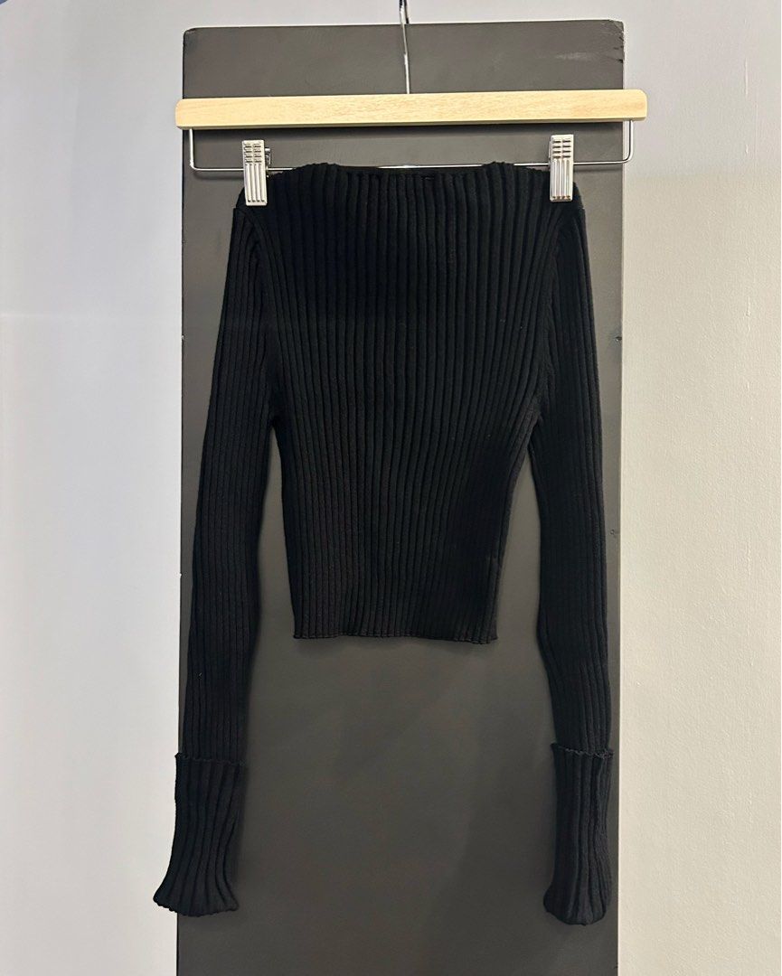 Zara Black Ribbed Long Sleeve Crop Top (Category: Longsleeves) located in Marikina City. Submitted by from.pci (Listing ID 1467540735, Image 2). Description: Zara Ribbed Knit Crop Top Color: Black Size: Small (S) Style: Ribbed knit top with crew neckline and cropped length Sleeves: Long sleeves that you can fold for extra styling Fit: Slim fit with stretchy fabric * Never worn!!! Only washed and tried on! RFS: Never wore it :-(.