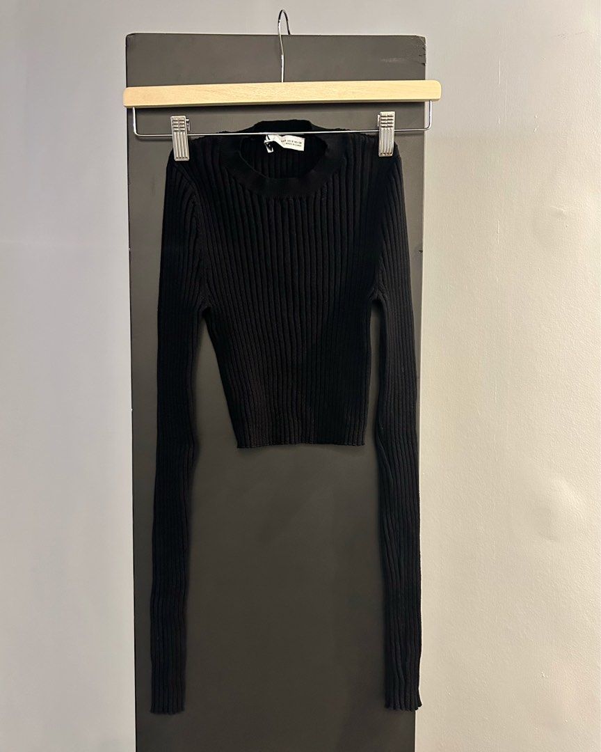 Zara Black Ribbed Long Sleeve Crop Top (Category: Longsleeves) located in Marikina City. Submitted by from.pci (Listing ID 1467540735, Image 1). Description: Zara Ribbed Knit Crop Top Color: Black Size: Small (S) Style: Ribbed knit top with crew neckline and cropped length Sleeves: Long sleeves that you can fold for extra styling Fit: Slim fit with stretchy fabric * Never worn!!! Only washed and tried on! RFS: Never wore it :-(.
