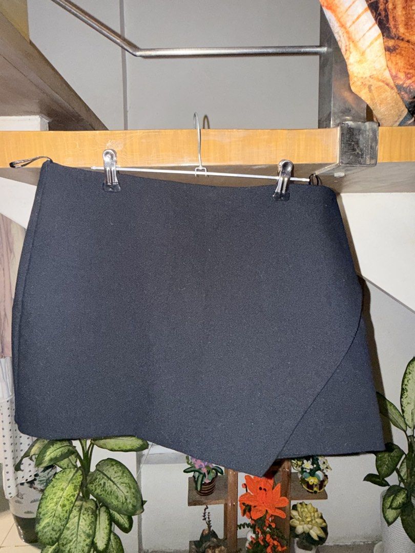 Zara Black Skort Size XL (Category: Skirts) located in Manila. Submitted by clalala.fire (Listing ID 1467526316, Image 1). Description: - Brand: Zara - Item: Black asymmetric wrap front skort - Size: EUR XL, USA XL, MEX 32 - Material: Thick, structured fabric - Origin: Made in Turkey.