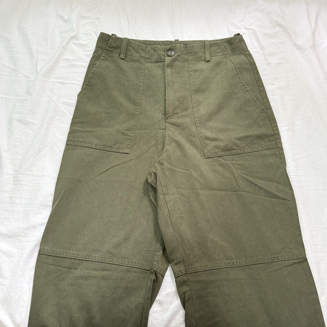 Zara Cargo Trousers (Category: Jeans) located in Manila. Submitted by shesells3ashells (Listing ID 1467448404, Image 2). Description: missing zipper.