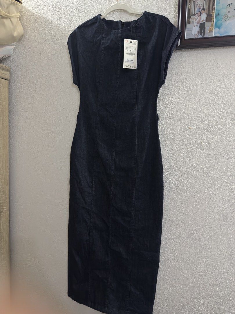 Zara Denim Midi Dress Size M missing belt (Category: Dresses) located in Manila. Submitted by janelica220598 (Listing ID 1467409478, Image 2). Description: - Brand: Zara - Style: Dark wash denim midi dress - Size: Medium (M) - Details: Short cap sleeves, structured panel stitching on front and back, back zipper closure - Condition: Brand new with original store tag attached (PHP 3,595).