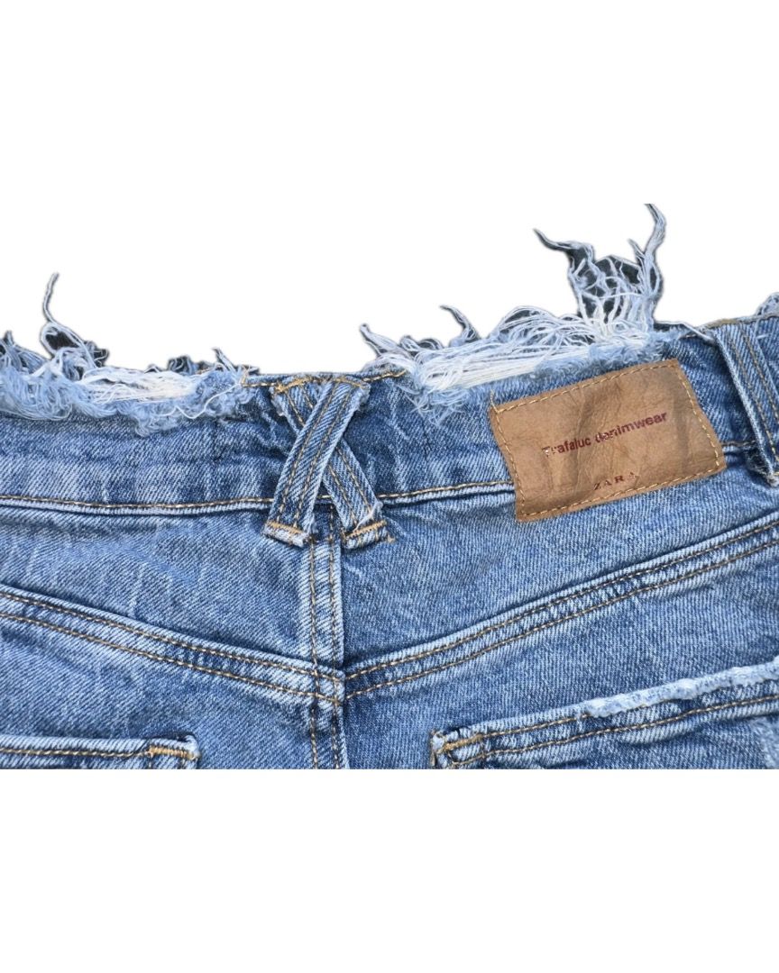 Zara distressed denim shorts (Category: Shorts) located in Bacoor. Submitted by pickedbykoko (Listing ID 1467399210, Image 3). Description: Size: 28 inches Length: 8 inches Condition: Excellent Colors may appear slightly different depending on lighting and your screen. 🏷 ₱148.00 Code: K11 .