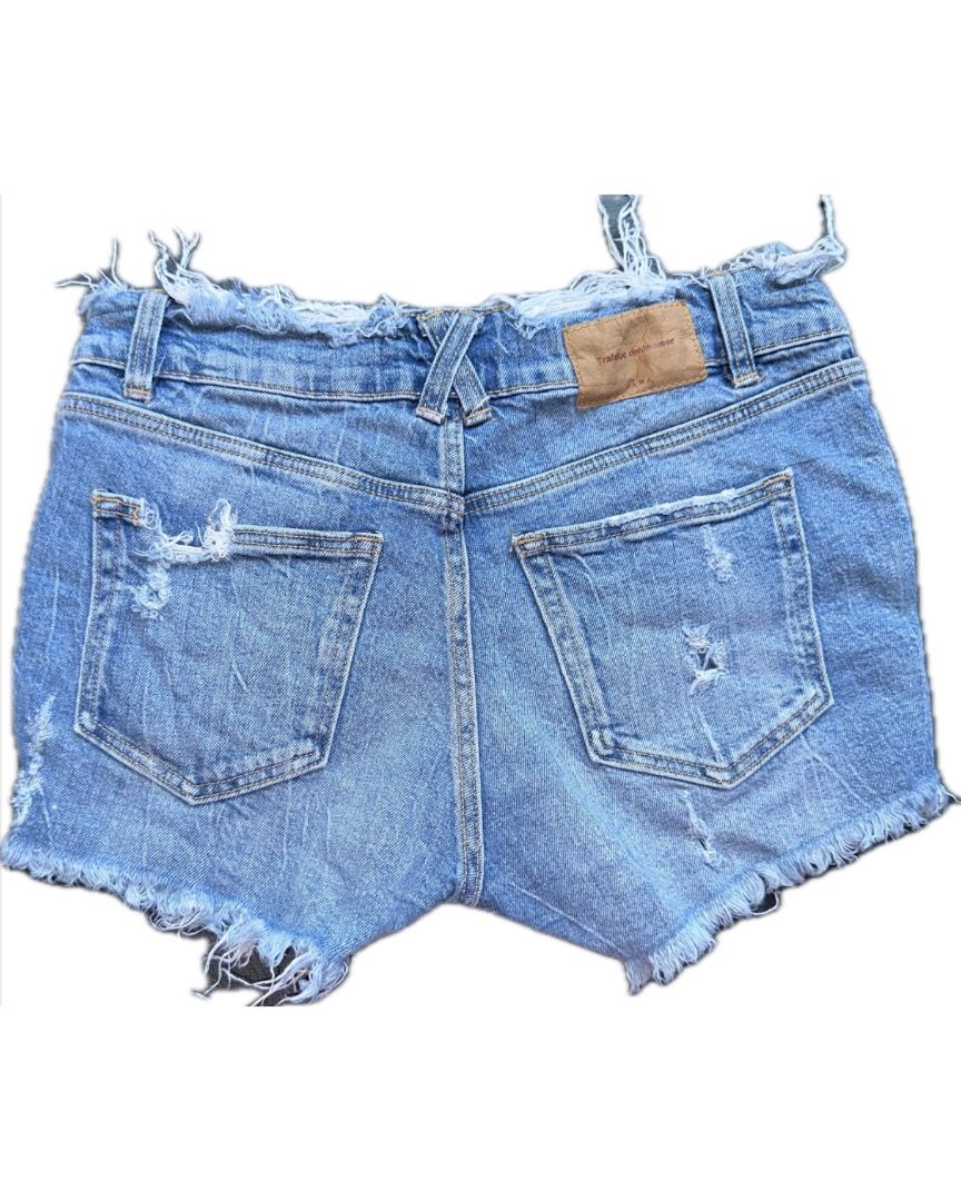 Zara distressed denim shorts (Category: Shorts) located in Bacoor. Submitted by pickedbykoko (Listing ID 1467399210, Image 2). Description: Size: 28 inches Length: 8 inches Condition: Excellent Colors may appear slightly different depending on lighting and your screen. 🏷 ₱148.00 Code: K11 .