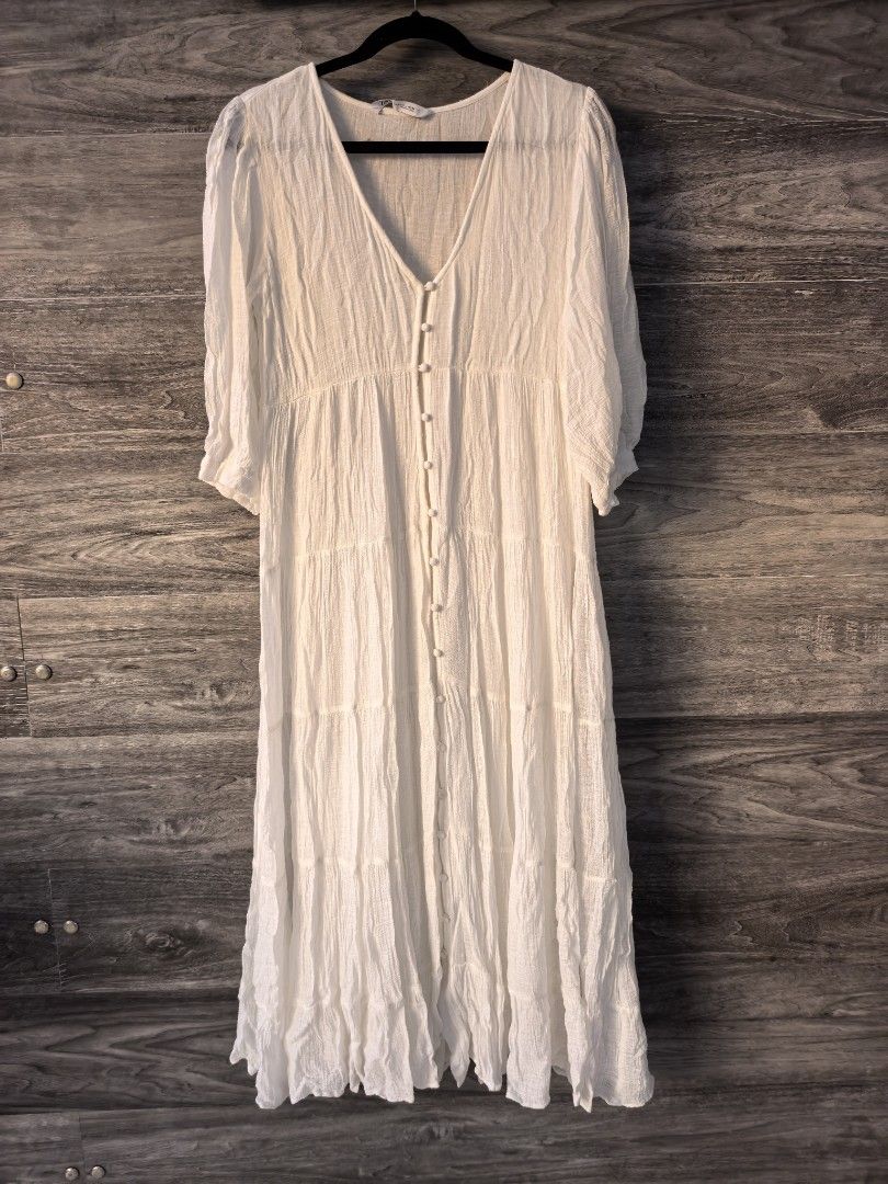 Zara dress (Category: Dresses) located in Paranaque City. Submitted by 28th_prelove (Listing ID 1467417128, Image 1). Description: White zara dress can fit up to simi large size.