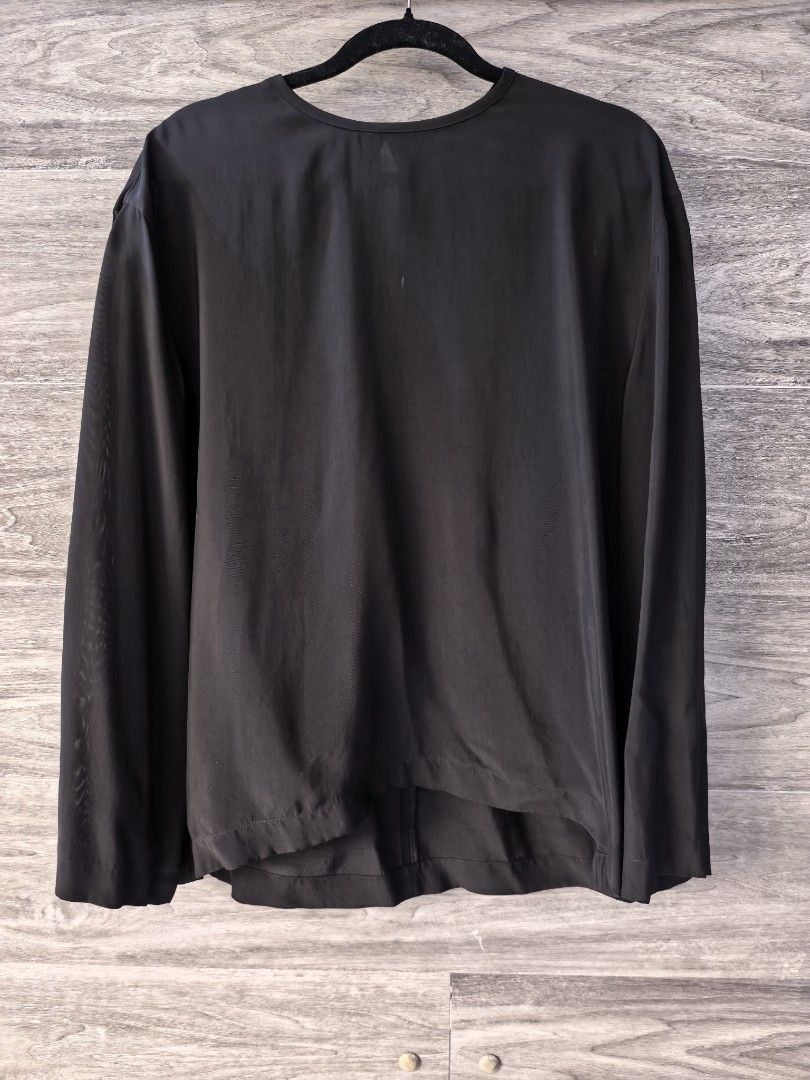 Zara flowy top (Category: Longsleeves) located in Paranaque City. Submitted by 28th_prelove (Listing ID 1467409847, Image 1). Description: .