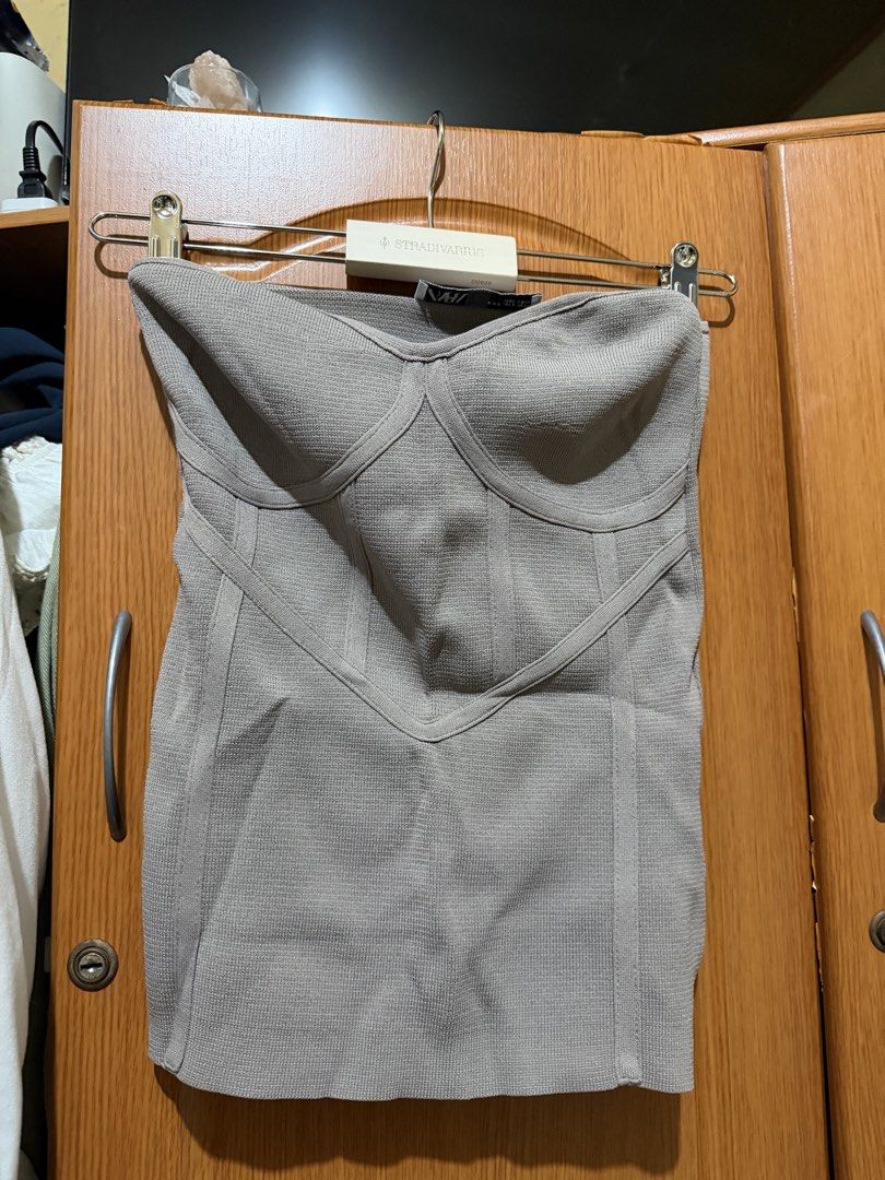 Zara Grey Strapless Corset Top Size S (Category: Sleeveless) located in Muntinlupa City. Submitted by biancaagbscloset (Listing ID 1467576203, Image 1). Description: - Brand: Zara - Size: S - Color: Grey - Style: Strapless, fitted with structured front panel lines - Material: Thick knit with good stretch - Condition: Clean, no flaws spotted - Perfect for: Nights out or pairing with high-waisted jeans.