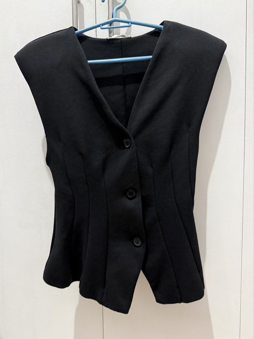 Zara Interlock Button Vest (Category: Sleeveless) located in Pateros City. Submitted by wieepaa_ (Listing ID 1467486509, Image 2). Description: PAMIGAY PRICE! decluttering - authentic zara - used twice - masikip na sakin.
