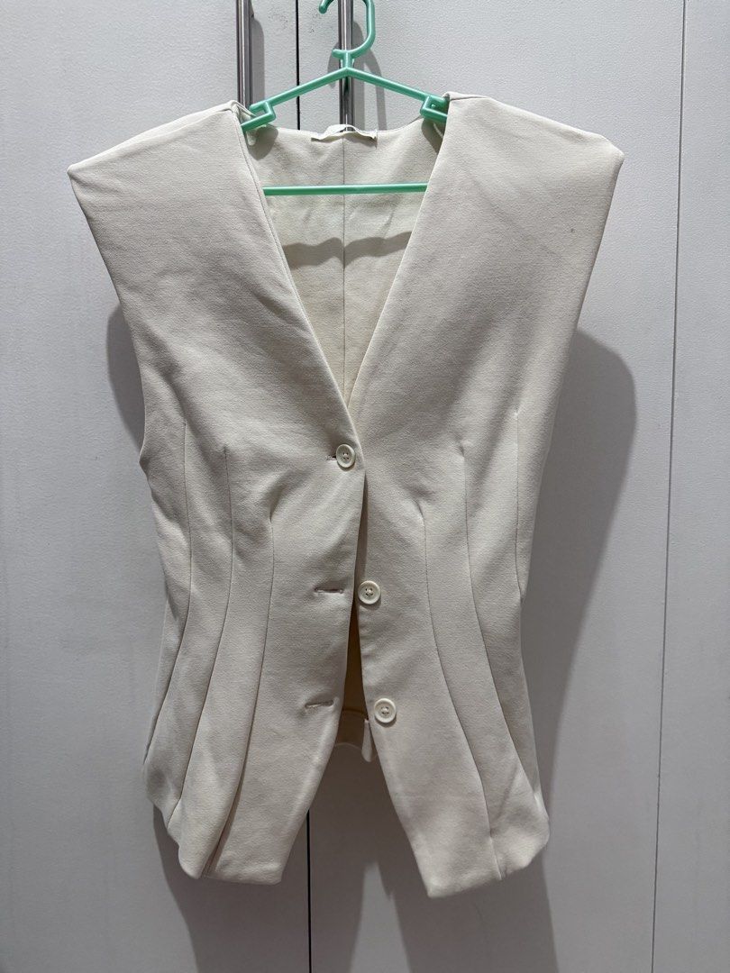 Zara Interlock Button Vest (Category: Sleeveless) located in Pateros City. Submitted by wieepaa_ (Listing ID 1467487762, Image 2). Description: decluttering - guaranteed authentic - size S - not my style na .