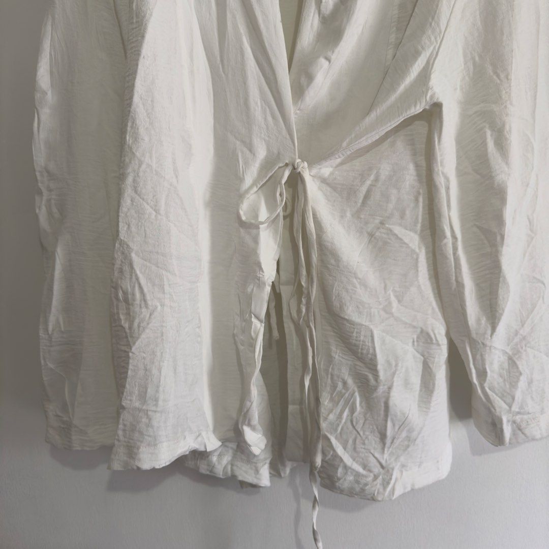 Zara kimono japanese style (Category: Blouses) located in Manila. Submitted by apparella.ph (Listing ID 1467391575, Image 3). Description: Super pretty Selling low need to declutter First S-XL( na tatali sa loob at labas ) ☑️Everything is my Own preloved / BNWT/BNWOT ☑️ not thrifted/Ukay ☑️ malukot sa picture kasi na stock sa cabinet (tinatamad mag plantsa ✌️ ) ☑️Personal items ( usually bought in US/UK/JPN ) every year po ako nag aabroad so expe