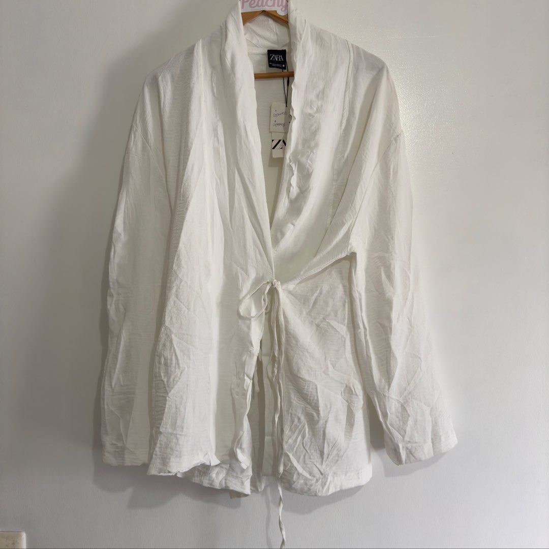 Zara kimono japanese style (Category: Blouses) located in Manila. Submitted by apparella.ph (Listing ID 1467391575, Image 1). Description: Super pretty Selling low need to declutter First S-XL( na tatali sa loob at labas ) ☑️Everything is my Own preloved / BNWT/BNWOT ☑️ not thrifted/Ukay ☑️ malukot sa picture kasi na stock sa cabinet (tinatamad mag plantsa ✌️ ) ☑️Personal items ( usually bought in US/UK/JPN ) every year po ako nag aabroad so expe