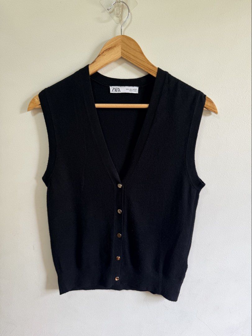 Zara knit vest (Category: Sleeveless) located in Tarlac. Submitted by giannisdeclutters4106 (Listing ID 1467475947, Image 2). Description: Like new Small-medium Can be worn as outerwear or as is.