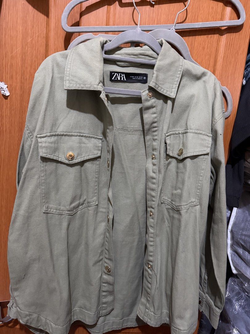 Zara Olive Green Button-Up Jacket Shacket Size XS (Category: Coats, Jackets and Outerwear) located in Muntinlupa City. Submitted by biancaagbscloset (Listing ID 1467514727, Image 1). Description: - Brand: Zara - Item: Button-up shirt jacket - Color: Olive green - Size: XS - Details: Gold-tone hardware, collared neckline, front button closure, two buttoned chest pockets, long sleeves with button cuffs - Material: Lightweight cotton blend (great fo