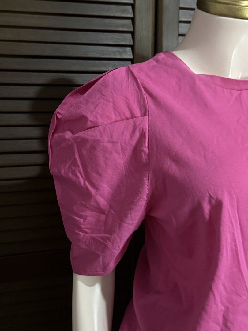 Zara Pink Puff Sleeve Top Size S (Category: Blouses) located in Santiago. Submitted by jy.collection (Listing ID 1467391232, Image 3). Description: - Brand: Zara - Size: S (True to size) - Color: Vibrant pink - Material: Soft cotton (Made in Morocco) - Design: Statement puff sleeves, crew neckline, and relaxed fit - Condition: Great pop of color, easy to style with jeans or skirts.