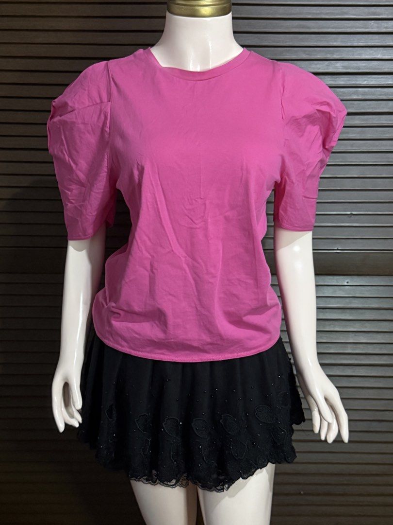 Zara Pink Puff Sleeve Top Size S (Category: Blouses) located in Santiago. Submitted by jy.collection (Listing ID 1467391232, Image 2). Description: - Brand: Zara - Size: S (True to size) - Color: Vibrant pink - Material: Soft cotton (Made in Morocco) - Design: Statement puff sleeves, crew neckline, and relaxed fit - Condition: Great pop of color, easy to style with jeans or skirts.