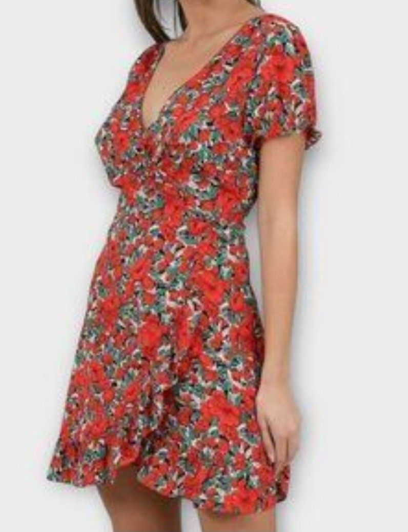 Zara Red Floral Wrap Dress Medium (Category: Dresses) located in Davao. Submitted by parenasnic86577 (Listing ID 1467601916, Image 2). Description: - Brand: Zara - Size: Medium - Color/Pattern: Bright red and green floral print - Design: Wrap style with V-neckline and short sleeves - Details: Adjustable tie waist and cute ruffle hem - Best for: Casual outings and weekend wear.