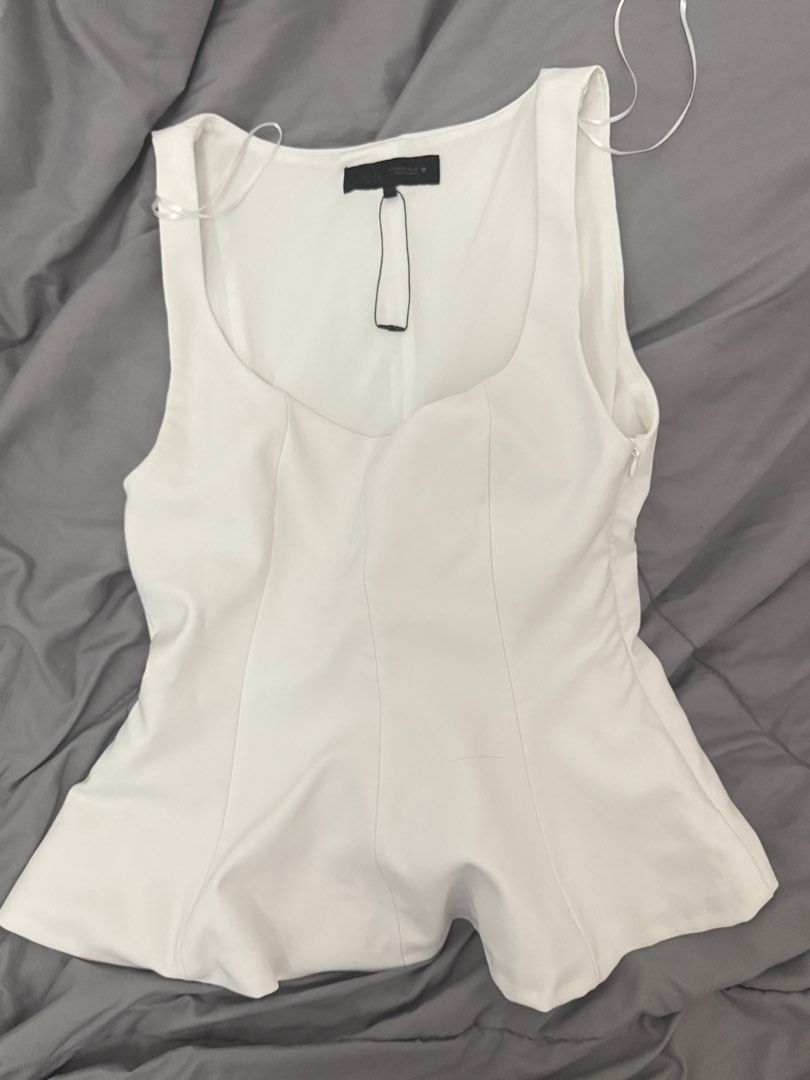 Zara Top (Category: Blouses) located in Quezon City. Submitted by dianneechloee (Listing ID 1467537828, Image 3). Description: ୨୧ ‧₊˚ 🤍 ZARA WHITE TOP 🎀 ౨ৎ bought from Zara ✨ ౨ৎ clean girl & classy vibes 🩰 ౨ৎ perfect for everyday fits, dates & going out 🫧 ౨ৎ size: XS ౨ৎ condition: Used Once ♡ price: ₱400 ♡ shipping via J&T Express / Lalamove 📦💌 ♡ payment via GCash 💸 ♡ negotiable for sure buyers! 🎀 decluttering my closet, hope this cutie f