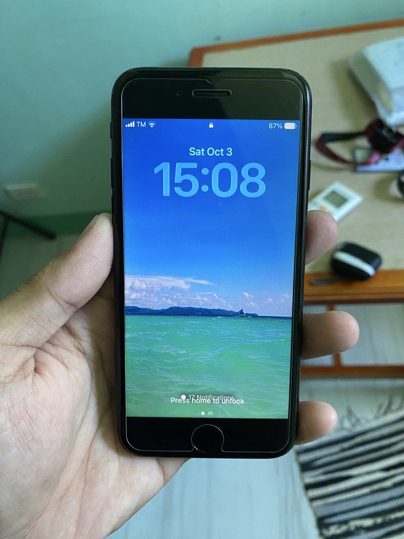 128GB iPhone SE 2020 2nd Gen (Category: iPhone SE Series) located in Antipolo. Submitted by KuyaC (Listing ID 1467833717, Image 1). Description: 128GB compatible with any sim card 72 battery health but still works well .
