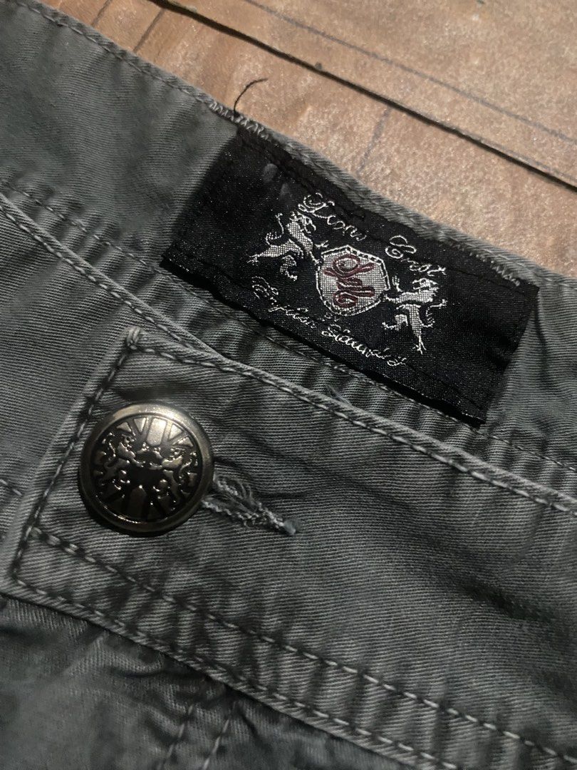 12 POCKET CARGO JORTS (Category: Shorts) located in San Mateo. Submitted by miguel08k (Listing ID 1467712609, Image 3). Description: 12 POCKET CARGO JORTS W: 38.5 L: 26 T: 14.5 H: 13 issue: small scratch and stain.