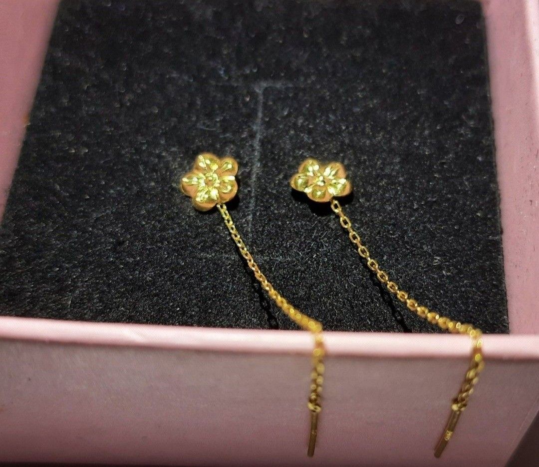 18k Saudi Gold Flower Drop Earrings (Category: Earrings) located in Manila. Submitted by crejzshoppe (Listing ID 1467654071, Image 1). Description: 18k Saudi Gold Flower Drop Earrings 18k REAL Saudi Gold SPL Very lightweight. Around .5g Stamped.