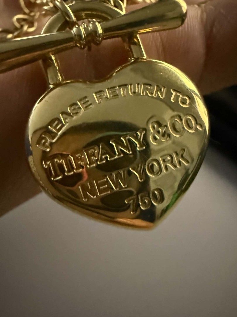 18K Tiffany Necklace Preloved (Category: Announcements) located in Makati City. Submitted by Lynshop (Listing ID 1467837212, Image 2). Description: Makati Cityhall only pick up.