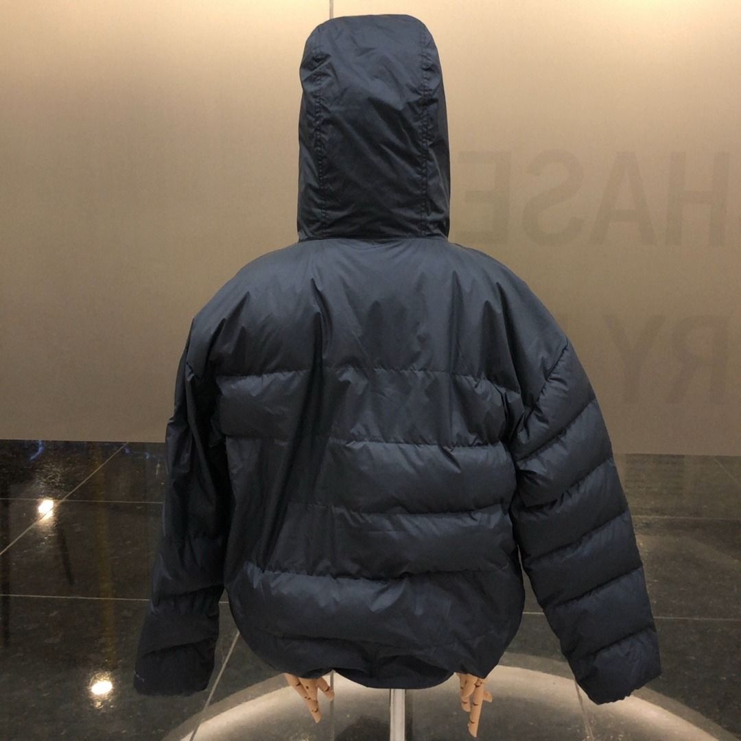 267009844 NIKE CLOTHES JACKET STORM- FIT SIZE MEDIUM BLACK (Category: Coats, Jackets and Outerwear) located in Taguig. Submitted by ecoring.ph (Listing ID 1467615768, Image 2). Description: ◆CONDITION: B ◆DESCRIPTIONS: (Other defects/info:) The body of the jacket has minimal stains and shows signs of use. * SIZE: ◆SHOULDER TO SHOULDER: 23.5inches. (approximately only) ◆BUST: 44inches. (approximately only) ◆ LENGTH: 23inches. (approximately only) 