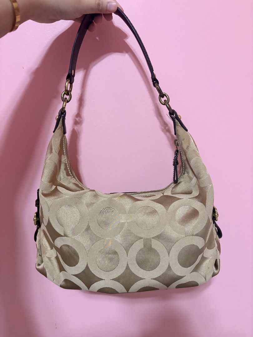 2 way coach madison (Category: Luxury Bags & Wallets) located in Manila. Submitted by blair.n.co (Listing ID 1467713842, Image 2). Description: Offer negotiable.