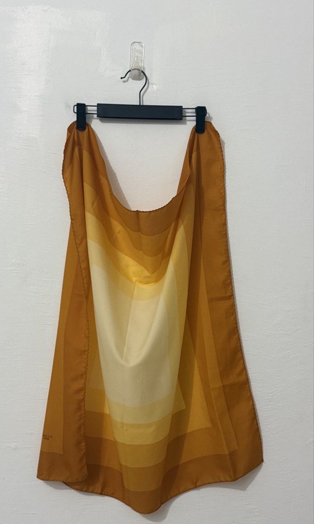 30x30 michelangelo scarf (Category: Scarves) located in Cordova. Submitted by thedecluterrer (Listing ID 1467753380, Image 3). Description: .