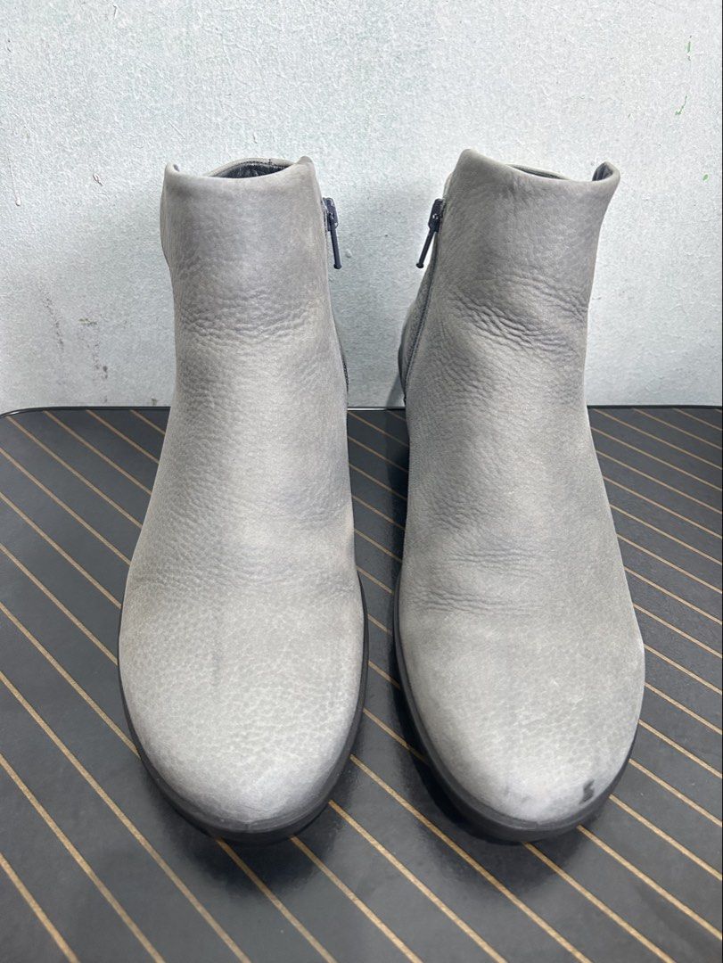 39 ecco Gray Ankle Boots (Category: Boots) located in Quezon City. Submitted by jjsurplus_23 (Listing ID 1467647315, Image 2). Description: Made in Indonesia.