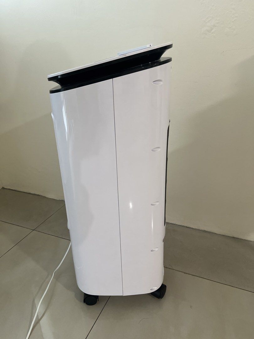 3D EcoFreeze Evaporative Air Cooler AC-703 (Category: Air Conditioning and Heating) located in San Juan City. Submitted by jether03 (Listing ID 1467758524, Image 2). Description: - Brand/Model: 3D EcoFreeze AC-703 - Color: White and black with convenient caster wheels - Capacity: 7-liter water tank - Power: 230V, 60Hz, 70W (energy efficient) - Features: Digital display panel, touch buttons, and remote control - Condition: Clean and working great 