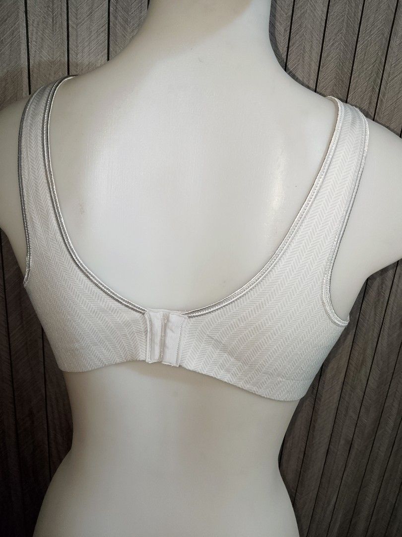 38c/40b LARGE GREY/WHITE SEAMLESS BRA NO PADS NONWIRE DOUBLE LINING (Category: Undergarments & Loungewear) located in Manila. Submitted by truecrystal-1407 (Listing ID 1467697039, Image 3). Description: .