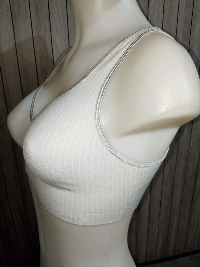38c/40b LARGE GREY/WHITE SEAMLESS BRA NO PADS NONWIRE DOUBLE LINING (Category: Undergarments & Loungewear) located in Manila. Submitted by truecrystal-1407 (Listing ID 1467697039, Image 2). Description: .