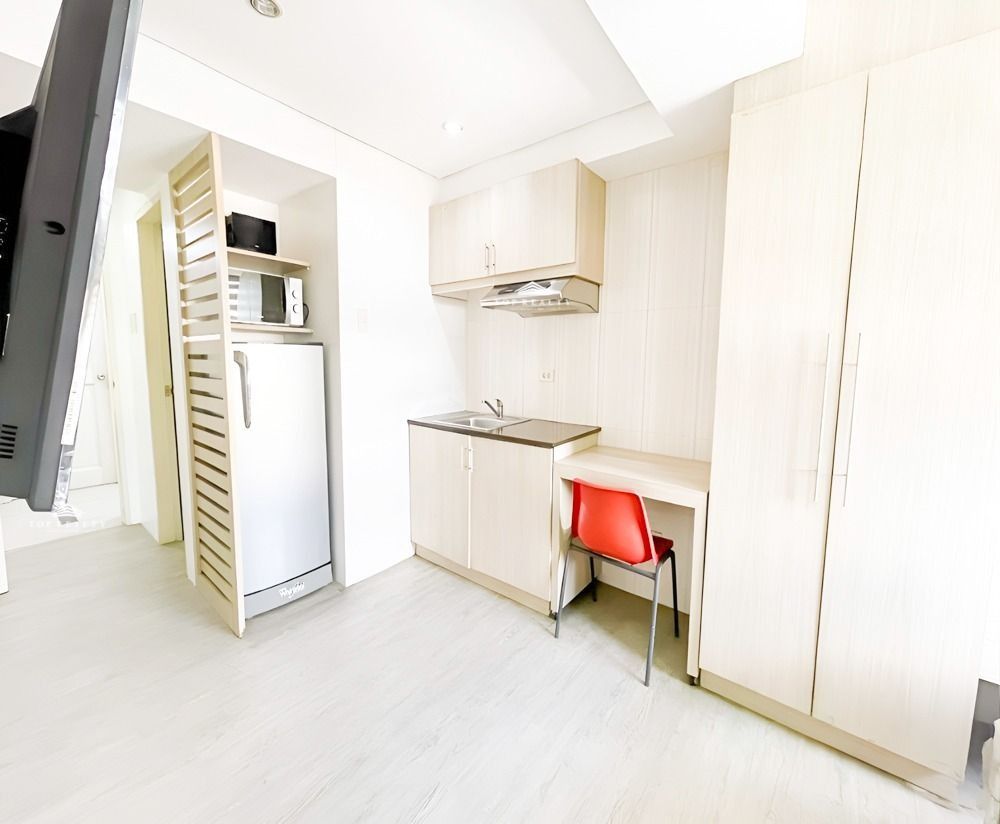 5-Storey Apartment Building in Makati with Elevator (Category: Commercial) located in Taguig. Submitted by xena-639279031439 (Listing ID 1467657512, Image 1). Description: Code : DS88-006031 Category : For Sale Project : Commercial / Apartment Building Location : San Lorenzo, Makati City Size : FA: 1,287 sqm | LA: 331 sqm Parking : 8 Car Garage Price per sqm : ₱170,940 Selling Price : ₱220,000,000.00 Gross Details of the Property: • Unfurnished •