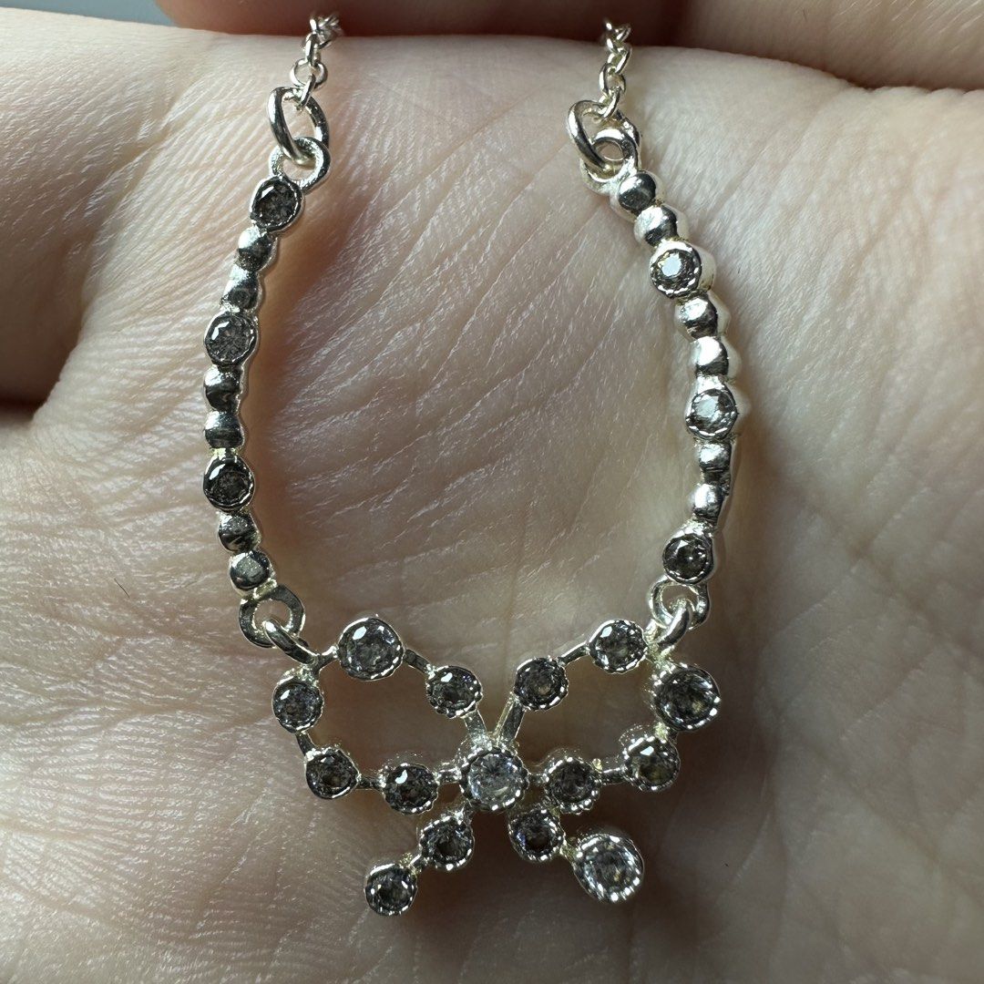 925 silver bow necklace 3.1g, 23cm (Category: Necklaces) located in Pakil. Submitted by primrosehearts (Listing ID 1467788183, Image 2). Description: authentic 925 italy silver with stamping hypoallergenic grams: 3.1g length: 23cm.