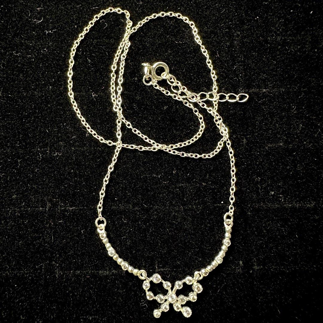 925 silver bow necklace 3.1g, 23cm (Category: Necklaces) located in Pakil. Submitted by primrosehearts (Listing ID 1467788183, Image 1). Description: authentic 925 italy silver with stamping hypoallergenic grams: 3.1g length: 23cm.