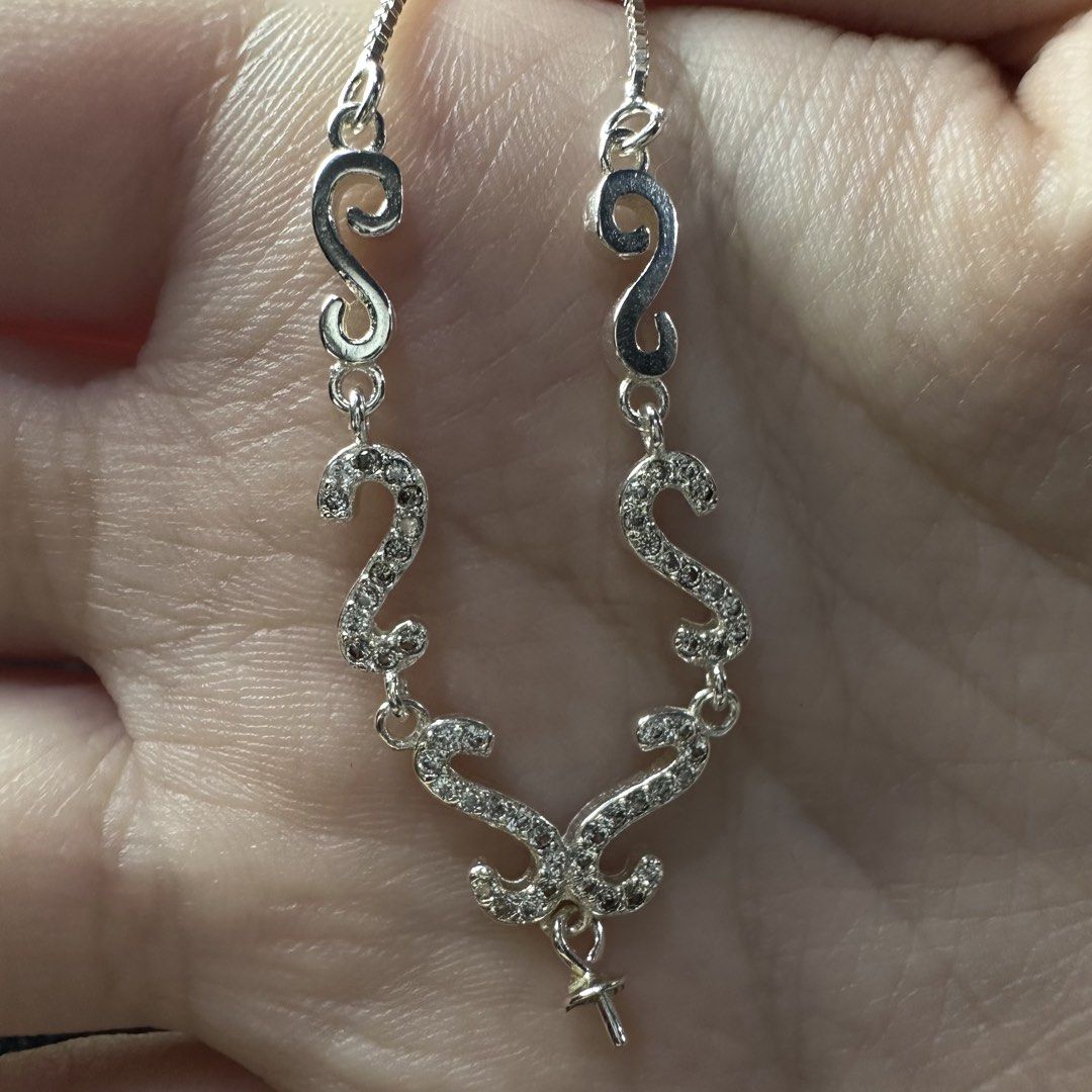 925 silver scroll necklace 3.4g, 23cm (Category: Necklaces) located in Pakil. Submitted by primrosehearts (Listing ID 1467787519, Image 2). Description: authentic 925 italy silver with stamping hypoallergenic grams: 3.4g length: 23cm.