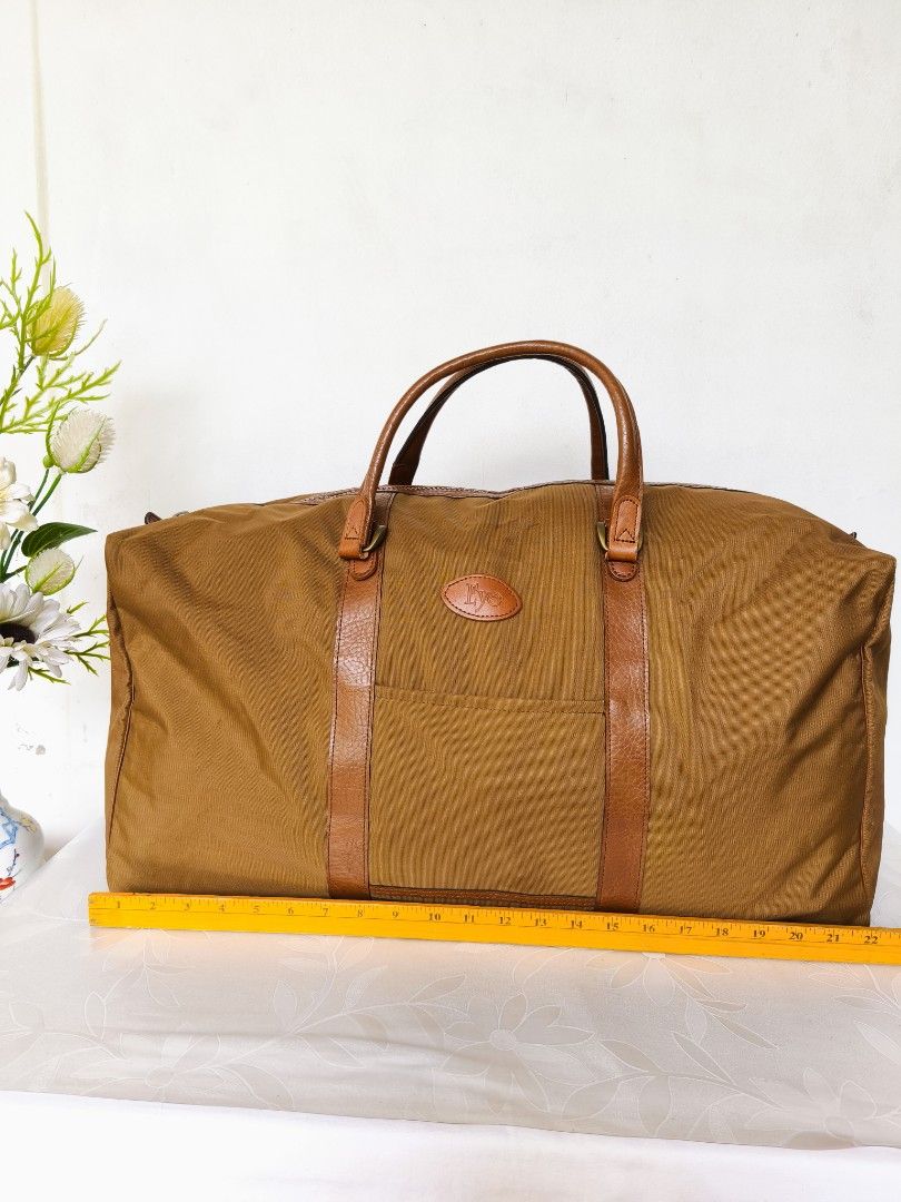 👜 Japan LYE Tan Canvas Weekender Bag (Category: Luggage) located in Valenzuela. Submitted by sakura_japan_surplus (Listing ID 1467643159, Image 3). Description: 👜 Japan LYE Tan Canvas Weekender Bag — ₱999 Condition: Pre-loved / Good Condition ✨ Classic, spacious, and stylish! This vintage LYE travel duffel bag features a timeless tan/camel canvas exterior with leather trim. Perfect for weekend getaways, short trips, gym essentials, or everyday 