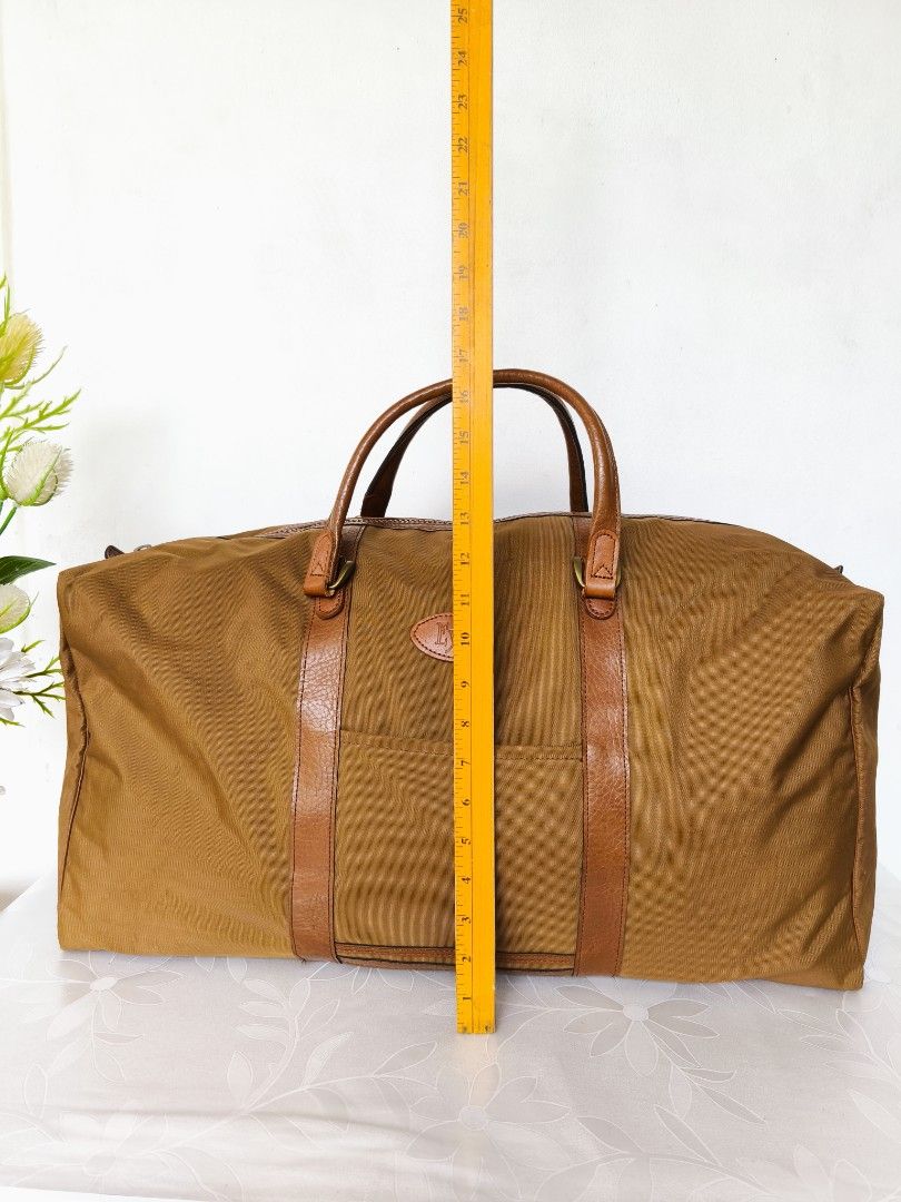 👜 Japan LYE Tan Canvas Weekender Bag (Category: Luggage) located in Valenzuela. Submitted by sakura_japan_surplus (Listing ID 1467643159, Image 2). Description: 👜 Japan LYE Tan Canvas Weekender Bag — ₱999 Condition: Pre-loved / Good Condition ✨ Classic, spacious, and stylish! This vintage LYE travel duffel bag features a timeless tan/camel canvas exterior with leather trim. Perfect for weekend getaways, short trips, gym essentials, or everyday 