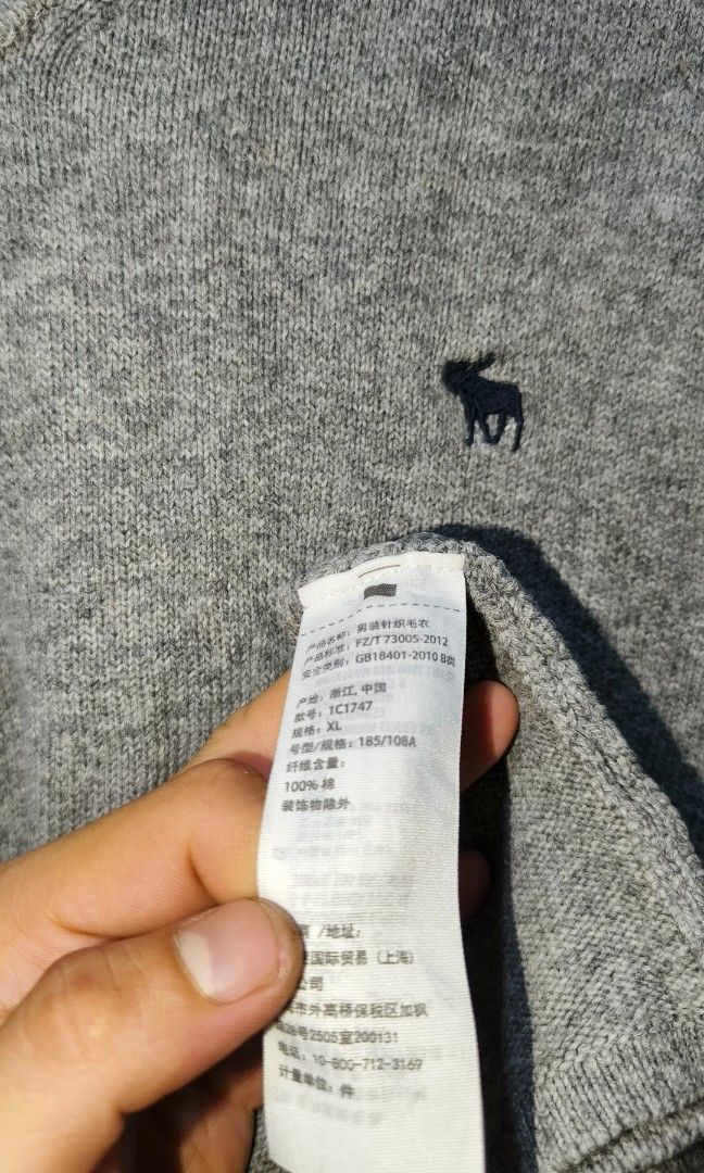 ABERCROMBIE & FITCH PULL OVER (Category: Coats, Jackets and Outerwear) located in Makati City. Submitted by updownthrift (Listing ID 1467621026, Image 3). Description: NO ISSUE NEED WASH.