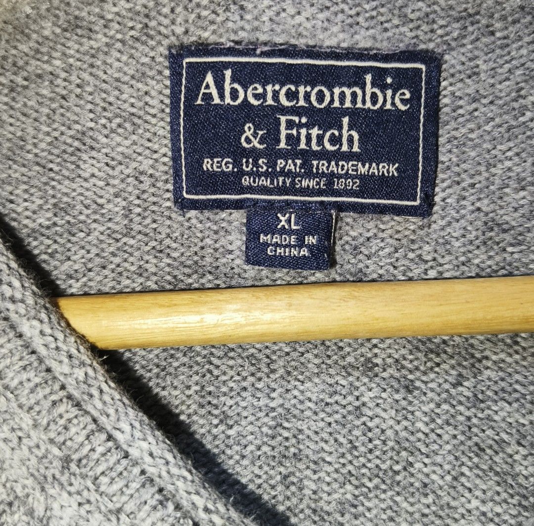 ABERCROMBIE & FITCH PULL OVER (Category: Coats, Jackets and Outerwear) located in Makati City. Submitted by updownthrift (Listing ID 1467621026, Image 2). Description: NO ISSUE NEED WASH.