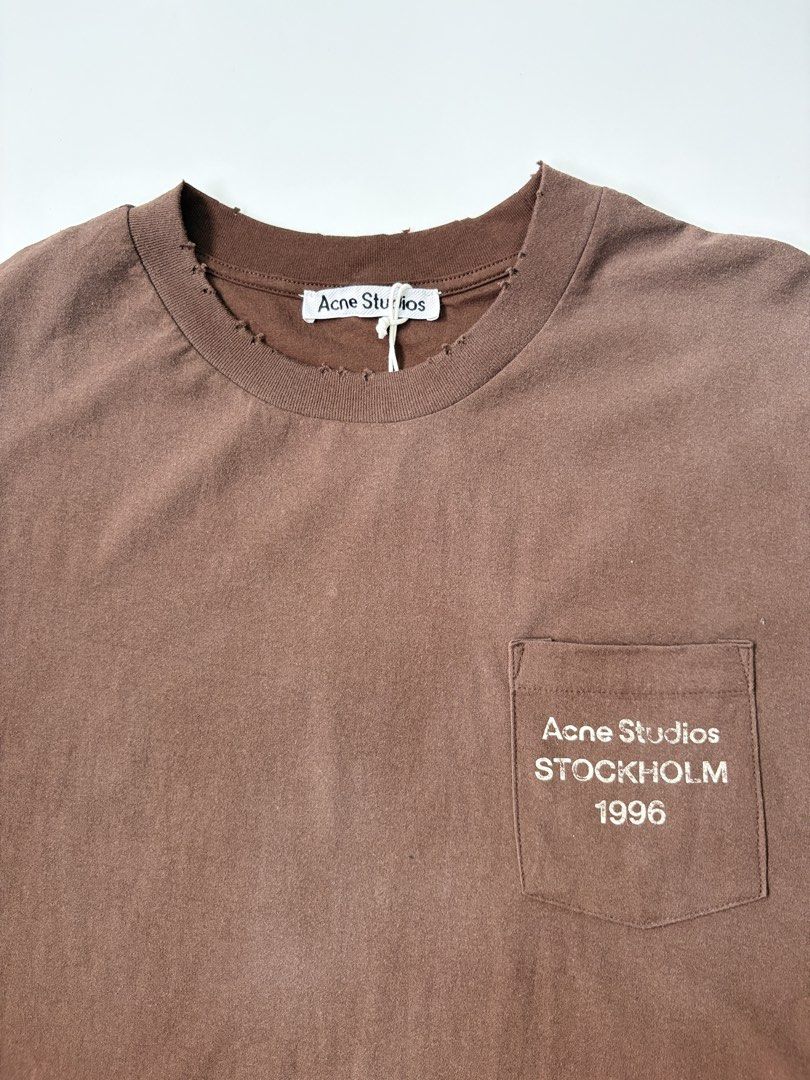 Acne Studio Pocket T-Shirt Chocolate Brown (Category: Tshirts & Polo Shirts ) located in Quezon City. Submitted by one2onemnl (Listing ID 1467681969, Image 3). Description: Brandnew with hangtag No issue Complete tags Size: Large Dimension: (23-24 x 30) Dm to purchase 📩.