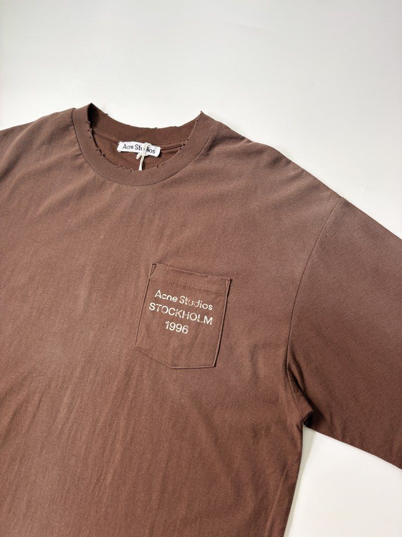 Acne Studio Pocket T-Shirt Chocolate Brown (Category: Tshirts & Polo Shirts ) located in Quezon City. Submitted by one2onemnl (Listing ID 1467681969, Image 2). Description: Brandnew with hangtag No issue Complete tags Size: Large Dimension: (23-24 x 30) Dm to purchase 📩.