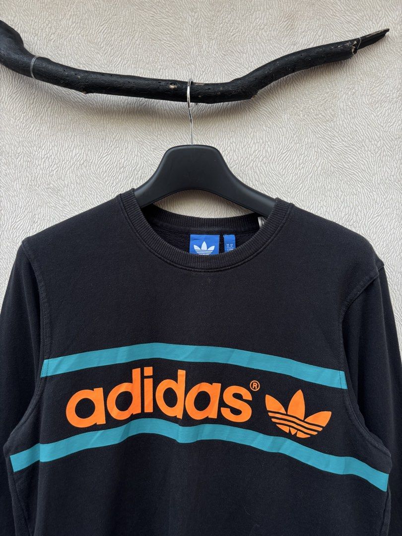 Adidas Crewneck (Category: Coats, Jackets and Outerwear) located in Baybay. Submitted by thrift.ed2023 (Listing ID 1467680410, Image 2). Description: Adidas Crewneck Large 21x28 No Issue Need Wash Good as New.