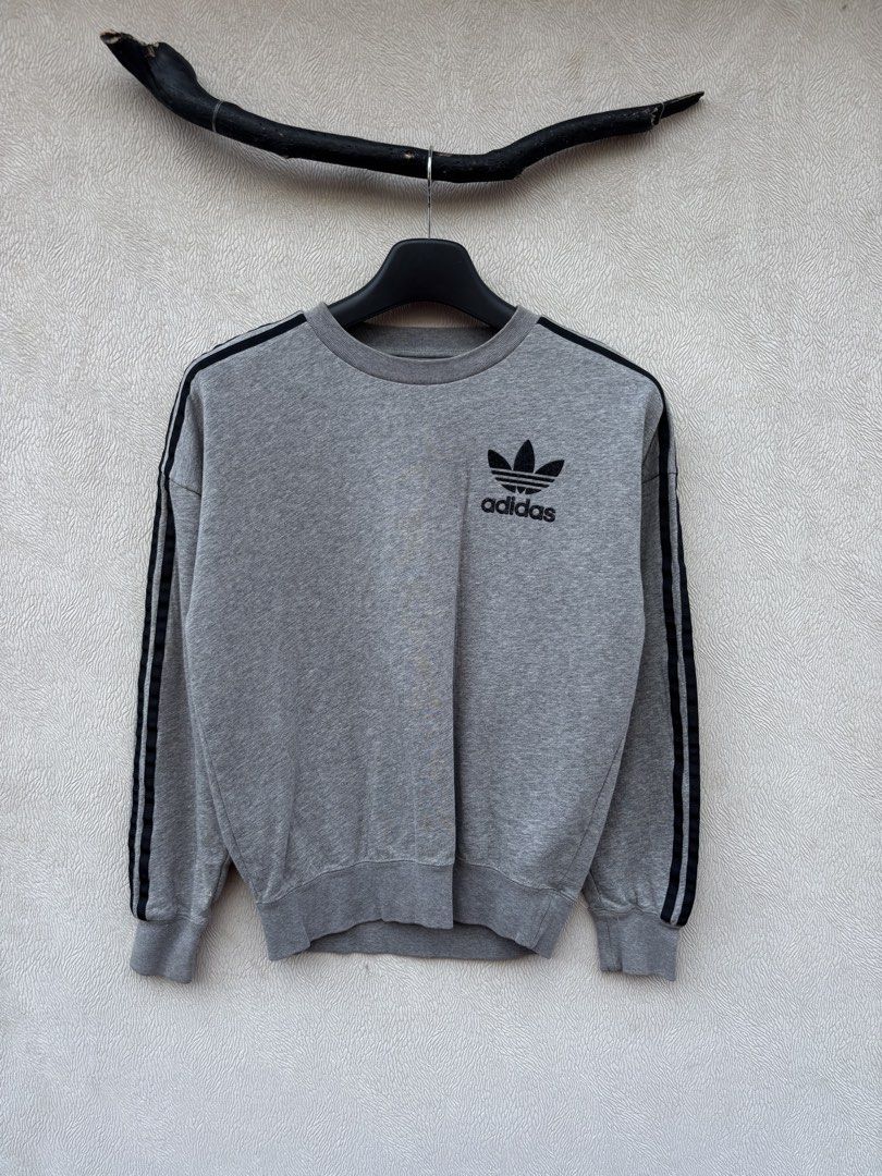 Adidas Crewneck (Category: Coats, Jackets and Outerwear) located in Baybay. Submitted by thrift.ed2023 (Listing ID 1467680854, Image 1). Description: Adidas Crewneck Large 21x24 No Issue Need Wash Good as New.