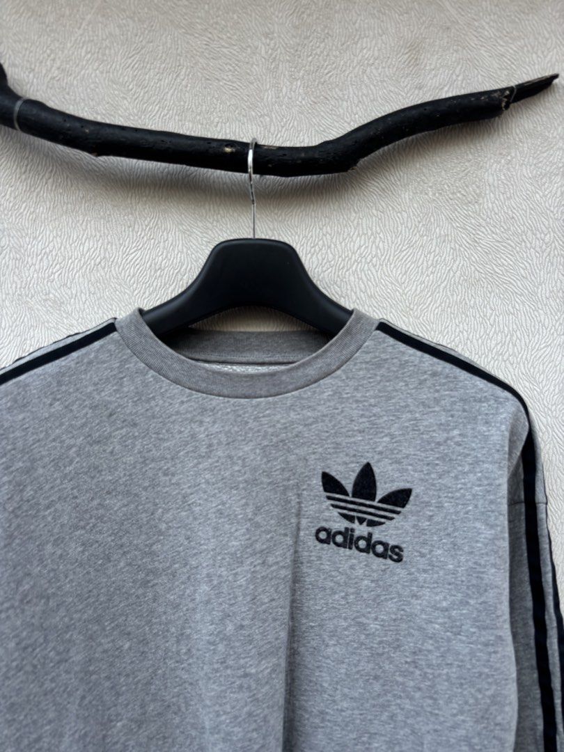 Adidas Crewneck (Category: Coats, Jackets and Outerwear) located in Baybay. Submitted by thrift.ed2023 (Listing ID 1467680854, Image 2). Description: Adidas Crewneck Large 21x24 No Issue Need Wash Good as New.